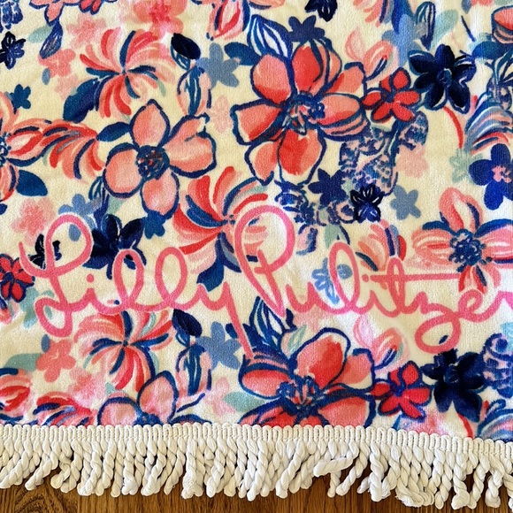 Lilly Pulitzer, large beach towel, never been used - Picture 2 of 2